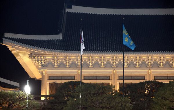 29일 청와대에서 관계자들이&nbsp;봉황기를 게양하고 있다. [사진=연합뉴스]