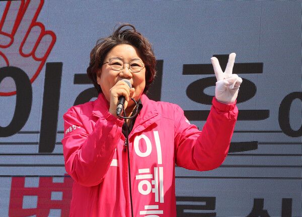 지난 2020년 3월 당시 미래통합당 서울 동대문을&nbsp;이혜훈&nbsp;국회의원 후보가 서울 동대문구 장안동 일대에서 유세차량을 타고 지지를 호소하고 있다. [사진=연합뉴스]