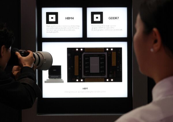 28일 경북 경주 엑스포공원 에어돔에서 열린 'K-테크 쇼케이스' 삼성 부스에서 관계자가 6세대 고대역폭 메모리인 HBM4와 그래픽D램 GDDR7을 소개하고 있다. [사진=연합뉴스]