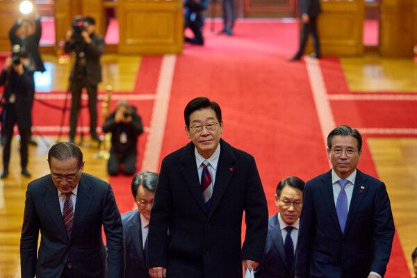 이재명&nbsp;대통령이 29일 용산 대통령실 이전 후 청와대로 첫 출근을 하고 있다. [사진=연합뉴스]