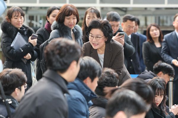 이혜훈&nbsp;기획예산처 장관 후보자가 29일 서울 중구 예금보험공사에 마련된 인사청문회 준비 사무실로 들어서며 취재진에게 인사하고 있다. [사진=연합뉴스]