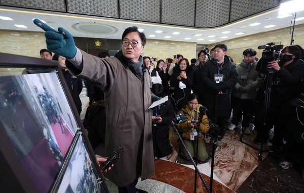 우원식&nbsp;국회의장이 3일 서울 여의도 국회에서 열린 '비상계엄 해제 1주년 기억행사' 다크투어에서 도슨트로 참여해 시민들과 함께 계엄군이 들이닥쳤던 3층 중앙홀을 돌아보고 있다. [사진=연합뉴스]