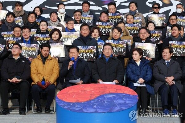 민주당 정청래 대표가 3일 서울 여의도 국회 본청 계단에서 열린 '12.3 내란 저지 1년' 현장 최고위원회의에서 발언하고 있다 [사진=연합뉴스]