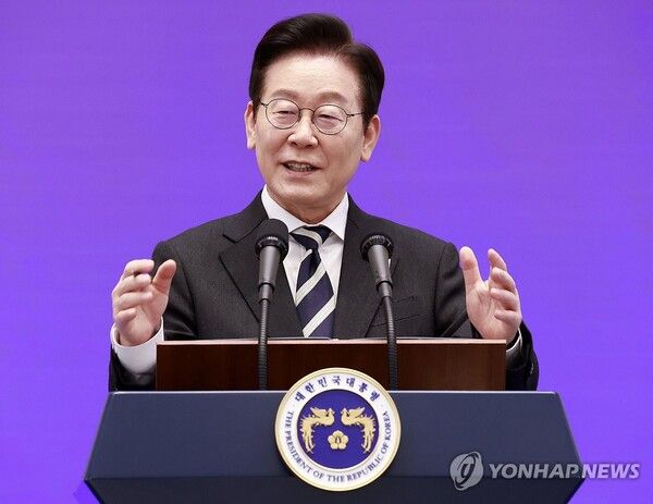 이재명 대통령이 3일 청와대 영빈관에서 열린 '새롭게 선 민주주의, 그 1년' 외신 기자회견에서 취재진 질문에 답하고 있다 [사진=연합뉴스]