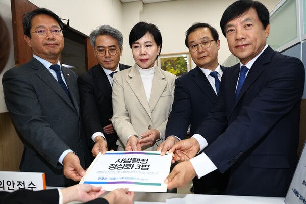 더불어민주당 '사법불신 극복 및 사법행정 정상화 태스크포스(TF)' 단장인 전현희 의원이 3일 서울 국회 의안과에 법원조직법·변호사법·법관징계법 개정안을 제출하고 있다.