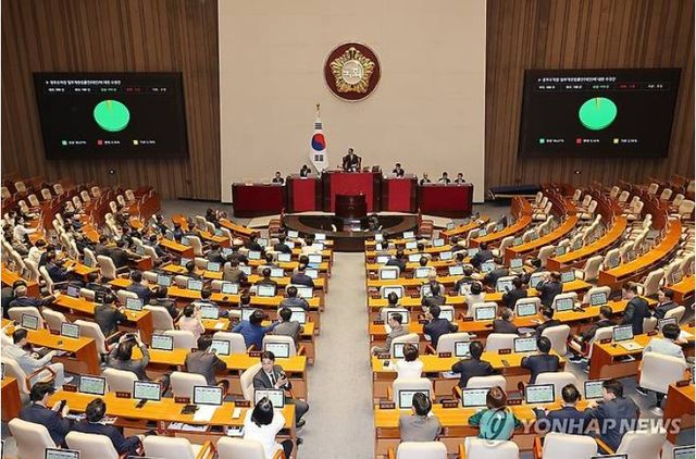 지난 9월26일 국회 본회의에서 '검찰청 폐지'를 하고, '중대범죄수사청(중수청)' '공소청'을 신설해 검찰의 수사·기소 기능을 분리하는 내용을 담은&nbsp; 정부조직법 일부개정법률안 수정안이 통과되고 있다. 이로써 검찰은 78년만에 폐지됐다. [사진=연합뉴스]