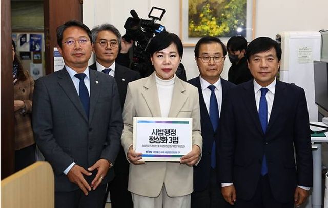 더불어민주당 '사법불신 극복 및 사법행정 정상화 태스크포스(TF)' 단장인 전현희 의원이 12월3일 서울 국회 의안과에 법원조직법·변호사법·법관징계법 개정안을 제출하고 있다.왼쪽부터 TF 소속 김승원, 김기표 의원, 전 단장, 이건태, 이성윤 의원. 2025.12.3 [사진=공동취재=연합뉴스]