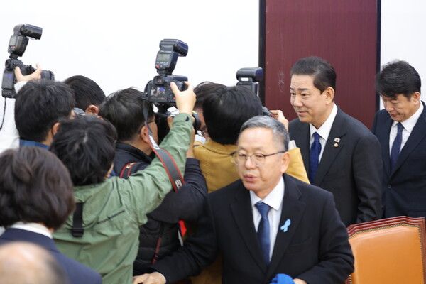 사퇴 의사를 밝힌 더불어민주당 김병기 원내대표가 30일 서울 여의도 국회에서 열린 민주당 원내대책회의에 입장하고 있다.