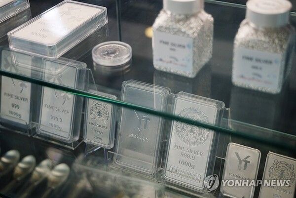 [사진=종로구의 한 은 전문점에&nbsp;실버바가 진열돼 있다. (연합뉴스 제공)]