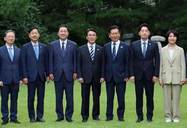 지난 9월7일 서울 종로구 총리공관에서 당-정-대 고위당정협의회에서 검찰청 폐지 등 정부조직개편안에 합의했다. 더불어민주당 정청래 대표, 강훈식 대통령 비서실장 등 참석자들과 기념촬영을 하고 있다. 왼쪽부터 정성호 법무부 장관, 구윤철 부총리 겸 기획재정부 장관, 더불어민주당 김병기 원내대표, 김 총리, 더불어민주당 정청래 대표, 강훈식 대통령 비서실장, 더불어민주당 한정애 정책위의장. [사진=연합뉴스]