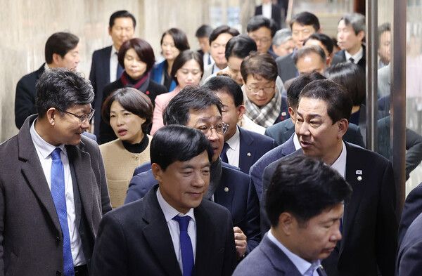 더불어민주당 김병기 전 원내대표를 포함한 의원들이 30일 서울 국회에서 열린 비공개&nbsp;의원총회를 마치고 나서고 있다. [사진=연합뉴스]