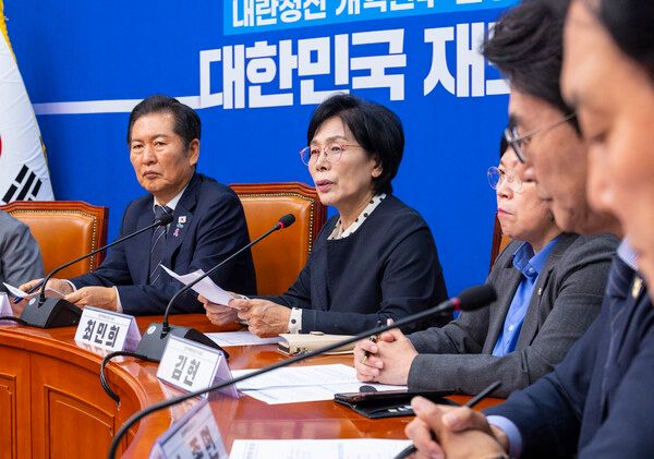 더불어민주당&nbsp;언론개혁특별위원회 최민희 위원장이 20일 국회&nbsp;언론개혁특위 허위 조작정보 근절안을 발표하고 있다. [사진=연합뉴스]