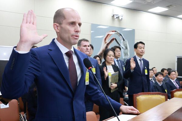 30일 국회에서 열린&nbsp;쿠팡&nbsp;침해사고 및 개인정보 유출, 불공정 거래, 노동환경 실태 파악과 재발 방지 대책 마련을 위한 청문회에서 해롤드 로저스&nbsp;쿠팡&nbsp;대표이사가 증인 선서하고 있다. [사진=연합뉴스]