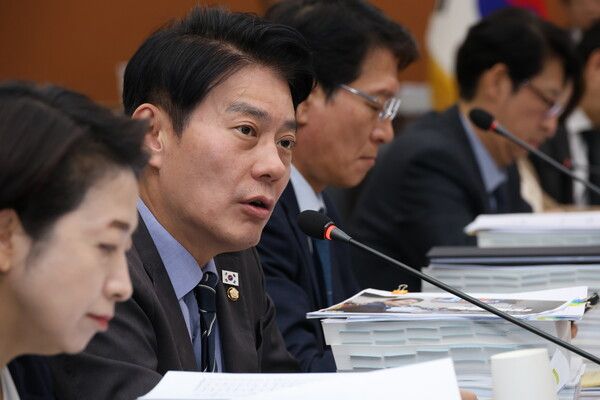 김병기 민주당 원내대표가 원내대책회의에서 자진사퇴 입장을 밝힌 가운데 한민수 민주당 의원은 30일 라디오 인터뷰에서 추가 의혹이 제기된 김병기-강선우 녹취록에 대해 