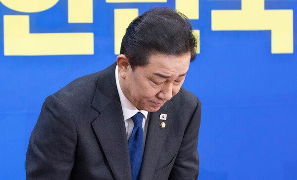 더불어민주당&nbsp;김병기&nbsp;원내대표가 30일 국회에서 열린 민주당 원내대책회의에서 본인 의혹 관련해 사퇴 의사를 밝힌 뒤 고개숙여 사과하고 있다. [사진=연합뉴스]