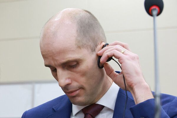 &nbsp;30일 국회에서 열린&nbsp;쿠팡&nbsp;침해사고 및 개인정보 유출, 불공정 거래, 노동환경 실태 파악과 재발 방지 대책 마련을 위한 청문회에서 해롤드 로저스&nbsp;쿠팡&nbsp;대표이사가 최민희 과학기술정보방송통신위원회 위원장 요구에 동시통역기를 착용하고 있다. [사진=연합뉴스]