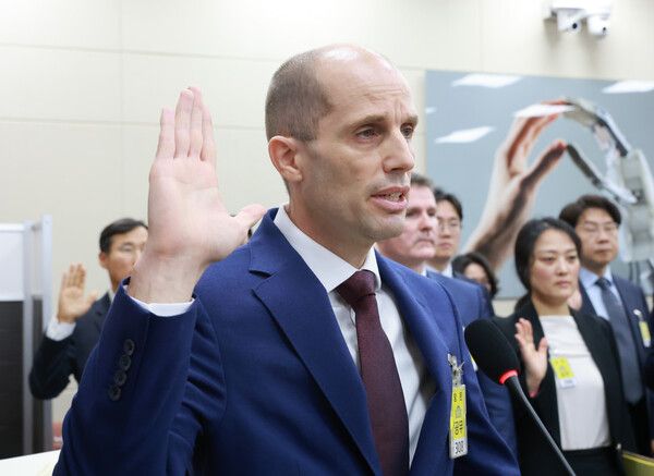 &nbsp;30일 국회에서 열린&nbsp;쿠팡&nbsp;침해사고 및 개인정보 유출, 불공정 거래, 노동환경 실태 파악과 재발 방지 대책 마련을 위한 청문회에서 해롤드 로저스&nbsp;쿠팡&nbsp;대표이사가 증인 선서하고 있다. [사진=연합뉴스]