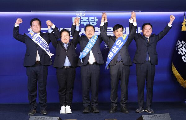 23일 서울 여의도 중앙당사에서 열린 에서 최고위원 후보들이 기념 촬영하고 있다. 왼쪽부터 유동철, 문정복, 이건태,&nbsp;이성윤, 강득구 후보. [사진=연합뉴스]