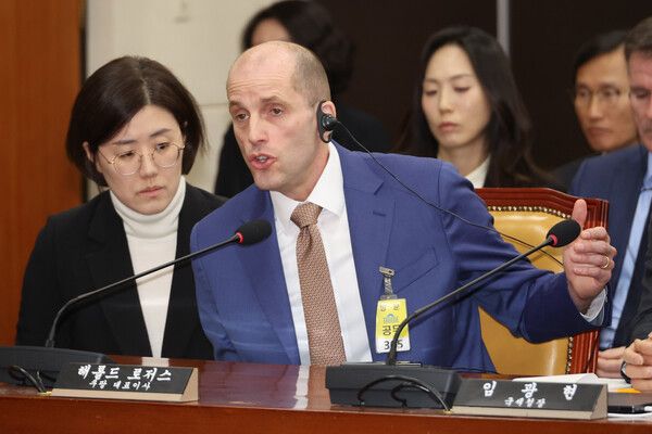 해롤드 로저스&nbsp;쿠팡&nbsp;임시대표가 31일 국회 과학기술정보방송통신위원회에서 열린&nbsp;쿠팡&nbsp;침해사고 및 개인정보 유출, 불공정 거래, 노동환경 실태 파악과 재발 방지 대책 마련을 위한 청문회에서 전날 답변 태도에 대해 지적하며 사과를 요구하자 항변하고 있다.[사진=연합뉴스]