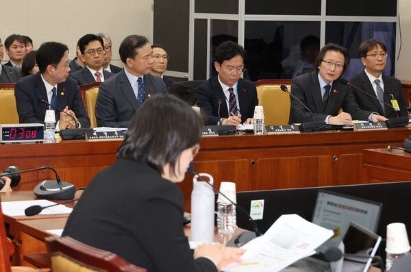 &nbsp;주병기&nbsp;공정거래위원장(왼쪽 네번째)이 31일 국회 과학기술정보방송통신위원회에서 열린 쿠팡 침해사고 및 개인정보 유출, 불공정 거래, 노동환경 실태 파악과 재발 방지 대책 마련을 위한 청문회에서 위원 질의에 답하고 있다. [사진=연합뉴스]