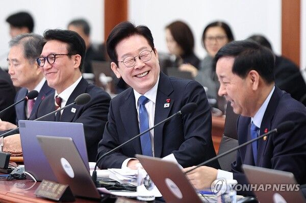 이재명 대통령이 30일 청와대에서 국무회의를 주재하고 있다. 왼쪽부터 조현 외교부 장관, 김민석 국무총리, 이 대통령, 구윤철 부총리 겸 기획재정부 장관. [사진=연합뉴스]