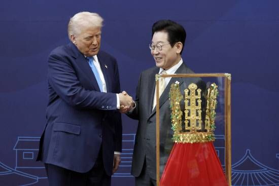 이재명 대통령이 경북 경주박물관에서 도널드 트럼프 미국 대통령에게 '천마총 금관 모형'을 선물한 뒤 악수하고 있다. [사진=연합뉴스]