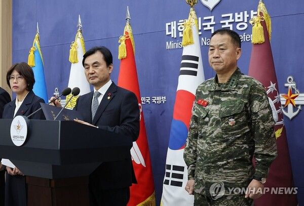 안규백 국방부 장관(왼쪽)과 주일석 해병대사령관이 31일 서울 용산구 국방부 브리핑룸에서 '준4군 체제로의 해병대 개편' 관련 기자회견을 하고 있다 [사진=연합뉴스]