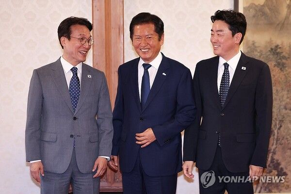 김민석 국무총리(왼쪽)가 9월 10일 서울 종로구 삼청동 총리공관에서 열린 고위당정협의회에서 더불어민주당 정청래 대표(가운데), 강훈식 대통령 비서실장과 기념촬영을 하고 있다. [사진=연합뉴스]