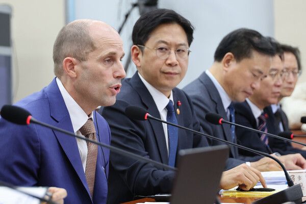 해롤드 로저스 쿠팡 임시대표가 31일 국회 과학기술정보방송통신위원회에서 열린 쿠팡 침해사고 및 개인정보 유출, 불공정 거래, 노동환경 실태 파악과 재발 방지 대책 마련을 위한 청문회에서 위원 질의에 답하는 모습을 배경훈&nbsp;&nbsp;부총리 겸 과학기술정보통신부 장관이 바라보고 있다. [사진=연합뉴스]