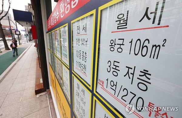 10·15대책 등으로 월세 수요가 늘어나면서 월세 상승률은 전셋값 상승률을 뛰어넘었다. 한국부동산원의 주택가격동향조사 통계에 따르면 올해 1월부터 11월까지 서울 아파트 월세 가격은 누적 3.29% 올라 동기간 전셋값 상승률(3.06%)을 추월했다. 사진은 28일 서울 시내 한 부동산 중개업소. [사진=연합뉴스]