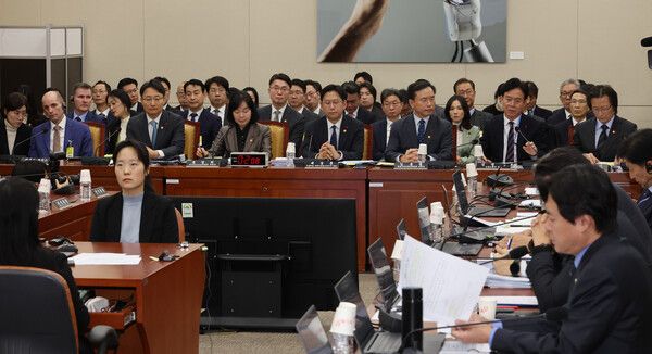&nbsp;김영훈&nbsp;고용노동부 장관이 31일 국회 과학기술정보방송통신위원회에서 열린 쿠팡 침해사고 및 개인정보 유출, 불공정 거래, 노동환경 실태 파악과 재발 방지 대책 마련을 위한 청문회에서 위원 질의에 답하고 있다. [사진=연합뉴스]