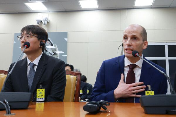 30일 국회에서 열린&nbsp;쿠팡&nbsp;침해사고 및 개인정보 유출, 불공정 거래, 노동환경 실태 파악과 재발 방지 대책 마련을 위한 청문회에서 해롤드 로저스&nbsp;쿠팡&nbsp;대표이사가 의원 질의에 답하고 있다. 왼쪽은 박대준 전&nbsp;쿠팡&nbsp;대표. [사진=연합뉴스]