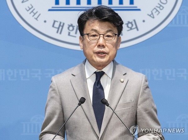 더불어민주당 진성준 의원이 31일 국회에서 원내대표 보궐선거 출마 기자회견을 하고 있다. [사진=연합뉴스]