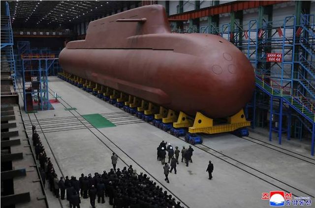 김정은 북한 국무위원장이 8700t급 '핵동력 전략유도탄 잠수함 건조사업'을 현지에서 지도했다고 조선중앙통신이 12월25일 보도했다. [사진=연합뉴스]