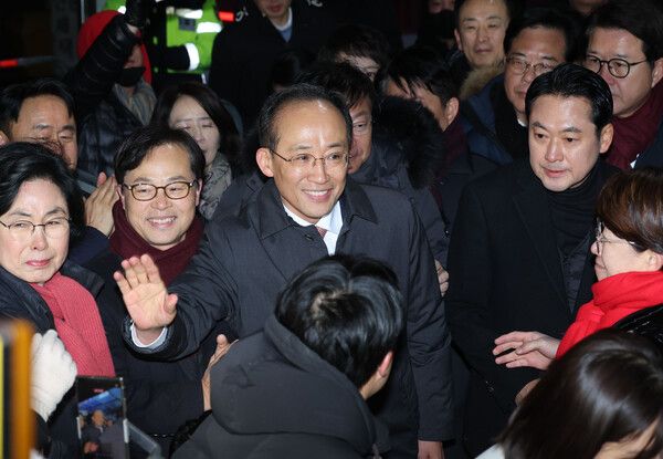 12·3 비상계엄 당시 의원들의 계엄 해제 표결 참여를 방해한 혐의를 받는 국민의힘&nbsp;추경호&nbsp;의원이 구속영장이 기각돼 3일 경기도 의왕 서울구치소를 나오고 있다. [사진=연합뉴스]