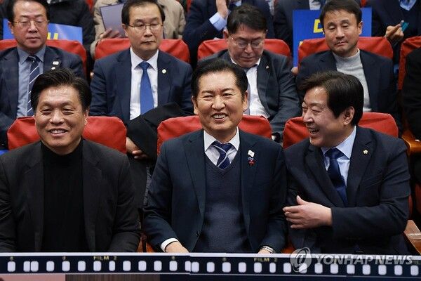 더불어민주당 정청래 대표가 3일 서울 여의도 국회의원회관에서 12·3 계엄 사태 1년을 맞아 열린 '행동하는 K-민주주의' 특별좌담회에 참석해 있다. 왼쪽부터 조승래 사무총장, 정 대표, 황명선 최고위원.