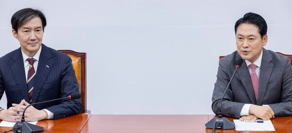 국민의힘&nbsp;장동혁&nbsp;대표(오른쪽)가 지난 1일 국회에서&nbsp;조국혁신당&nbsp;조국&nbsp;대표를 만나 인사말을 하고 있다. [사진=연합뉴스]