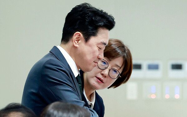 강훈식 대통령 비서실장(왼쪽)과&nbsp;김현지&nbsp;제1부속실장이&nbsp; 지난 10월14일 용산 대통령실에서 열린 국무회의에서 대화하고 있다. [사진=연합뉴스]