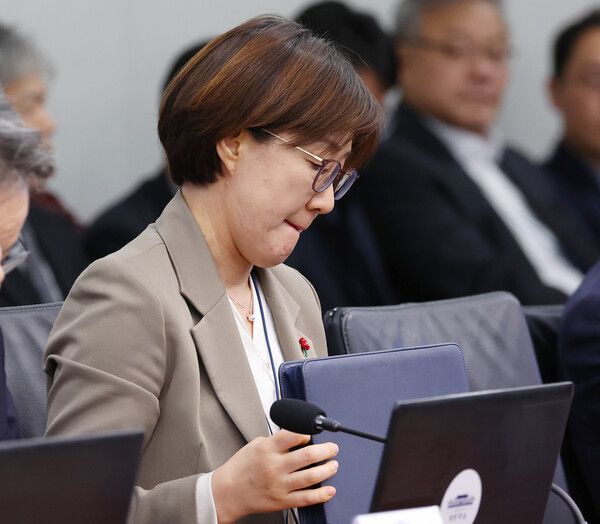 김현지 제1부속실장이 4일 용산 대통령실에서 열린 수석보좌관회의에 참석해 자료를 정리하고 있다.[사진=연합뉴스]