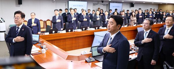 &nbsp;이재명&nbsp;대통령와 참석자들이 4일 용산 대통령실에서 열린 수석보좌관회의에서 국기에 경례를 하고 있다. [사진=연합뉴스]
