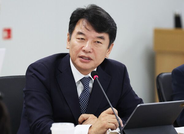 문진석 더불어민주당 원내운영수석부대표가 지난 2일 김남국 대통령실 국민디지털소통비서관을 향해 인사 청탁을 요구하는 휴대전화 문자메시지가 노출돼 논란이 일고 있다. [사진=연합뉴스]