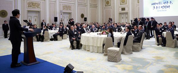 이재명&nbsp;대통령이 4일 청와대 영빈관에서 열린 산업 역군 초청 오찬 행사에서 발언하고 있다.&nbsp;이번 행사는 무역의 날(12월 5일)을 맞아 조선·자동차·섬유·전자·기계·방산·해운 등 우리 경제 발전에 헌신해 온 산업 역군들을 재조명하고, 그들의 노고에 감사의 뜻을 전하고자 마련됐다. [사진=연합뉴스]