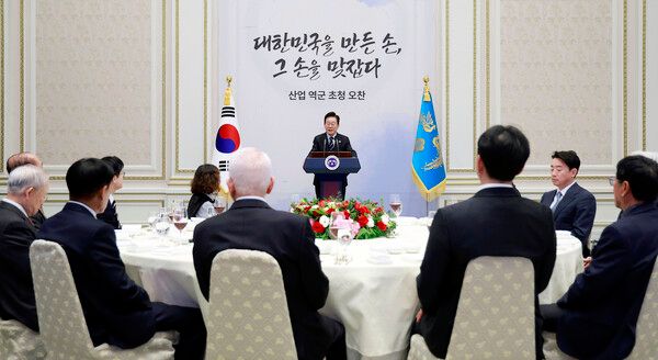 이재명&nbsp;대통령이 4일 청와대 영빈관에서 열린 산업 역군 초청 오찬 행사에서 발언하고 있다.&nbsp;이번 행사는 무역의 날(12월 5일)을 맞아 조선·자동차·섬유·전자·기계·방산·해운 등 우리 경제 발전에 헌신해 온 산업 역군들을 재조명하고, 그들의 노고에 감사의 뜻을 전하고자 마련됐다. [사진=연합뉴스]