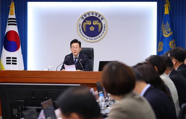 이재명&nbsp;대통령이 4일 용산 대통령실에서 열린 수석보좌관회의를 주재하고 있다. [사진=연합뉴스]