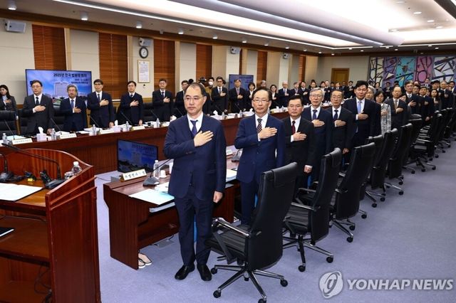 5일 서울 서초구 대법원 대회의실에서 열린 전국법원장회의에서 참석한 법원장 등 참석자들이 국기에 경례하고 있다. [사진=연합뉴스]