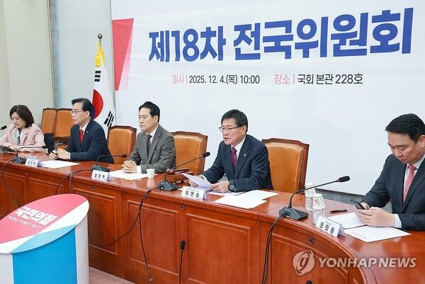 국민의힘 전국위원회 의장인 이헌승 의원이 4일 국회에서 열린 제18차 전국위원회에 참석해 인사말하고 있다.이날 전국위에서는 선출직 공직자&nbsp;평가위원회를 신설하는 당헌 개정안을 의결했다. [사진=연합뉴스]