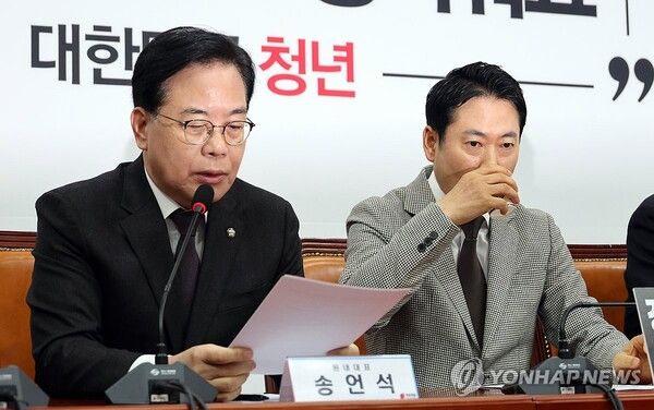 국민의힘 송언석 원내대표가 8일 국회에서 열린 최고위원회의에서 발언하고 있다. 오른쪽은 물 마시는&nbsp;장동혁&nbsp;대표. [사진=연합뉴스]