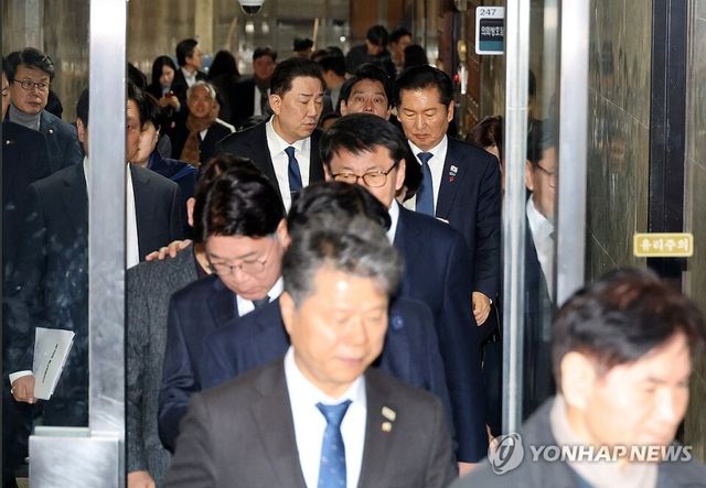 정청래 대표와 김병기 원내대표를 비롯한 더불어민주당 의원들이 8일 서울 여의도 국회에서 열린 비공개 의원총회를 마친 뒤 회의장을 나서고 있다.&nbsp;민주당은 이날 내란전담재판부 설치법 등 사법개혁안의 본회의 상정 일정을 논의했으나 위헌 소지에 대한 지적이 제기되자 추가 논의가 필요하다는 데 의견을 모아 결론을 미루기로 했다. [사진=연합뉴스]