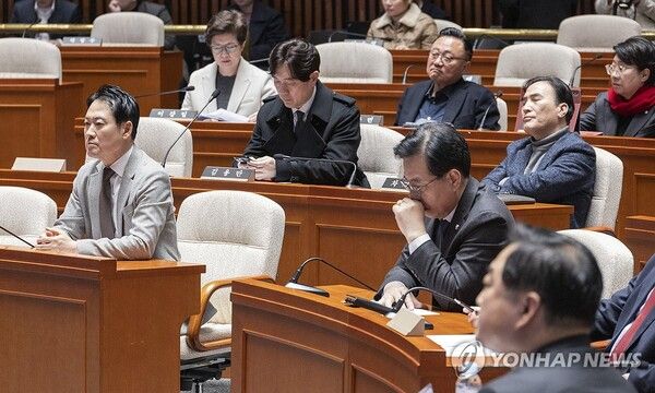 국민의힘 장동혁 대표(앞줄 왼쪽)와 송언석 원내대표를 비롯한 의원들이 8일 국회에서 열린 '이재명 정권 독재악법 국민고발회'에서 장영수 고려대 법학전문대학원 명예교수의 '윤석열ㆍ김건희 등의 국정농단 사건 진상규명을 위한 전담재판부 설치에 관한 법률안' 문제점에 대한 강의를 듣고 있다. [사진=연합뉴스]