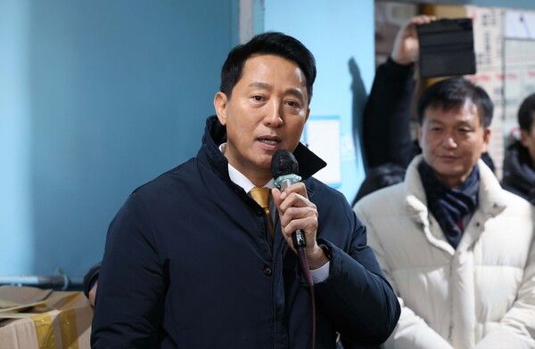 오세훈&nbsp;서울시장이 4일 종묘 경관 훼손 논란이 일고 있는 서울 종로구 세운재정비 촉진지구를 방문, 주민들과 간담회를 하고 있다.[사진=연합뉴스]